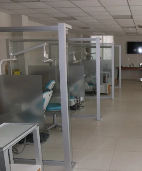 Consultorios odontológicos del Instituto ILES con sala de espera, esterilización y radiografía